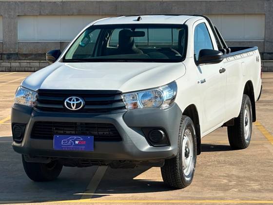 TOYOTA HILUX 2.8 D-4D TURBO DIESEL CS 4X4 MANUAL TOYOTA HILUX 2.8 D-4D TURBO DIESEL CS 4X4 MANUAL